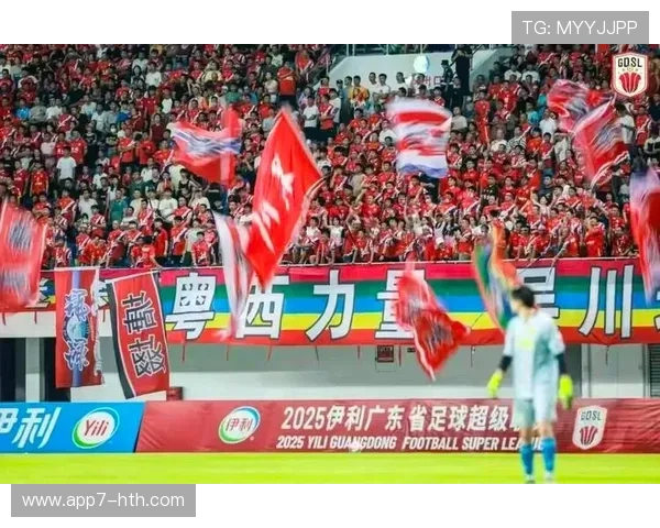 草根足球联赛颁奖时刻，业余球员圆梦舞台